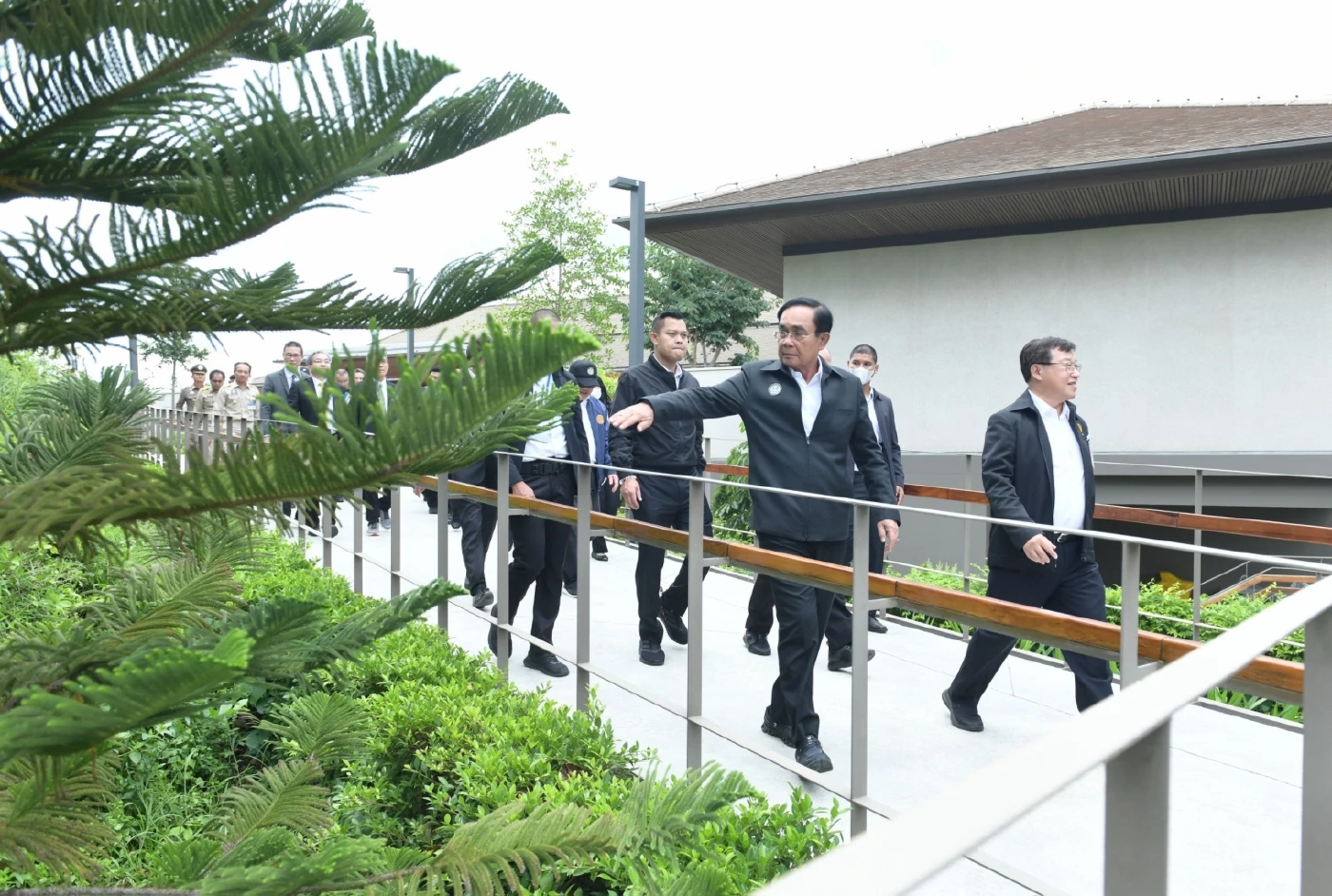 รัฐบาล โต้ เพื่อไทย "พล.อ.ประยุทธ์" ยึดกม.ปัดใช้การเมืองนำ แต่งตั้งโยกย้ายขรก.