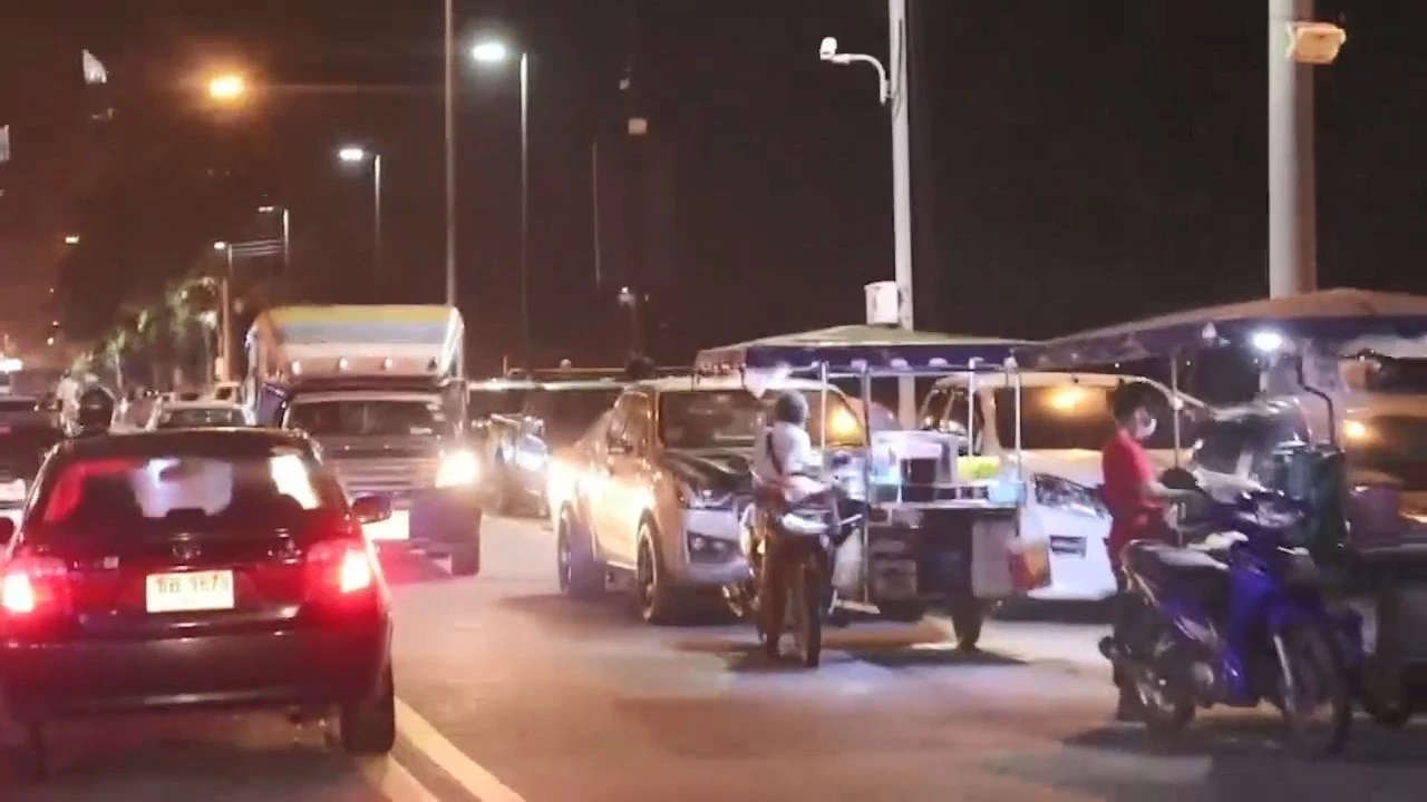 แฉแก๊งผู้ค้ารถพ่วงข้าง - ซาเล้ง นับ 100 คัน ยึดหาดจอมเทียนทำกิน ส่อมีเก็บส่วย