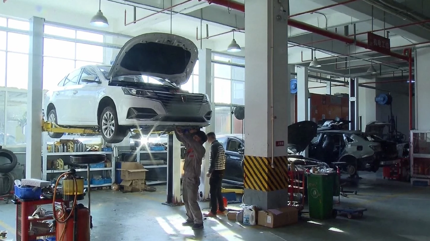 จีนขาดแคลนช่างซ่อมรถยนต์ไฟฟ้านับล้านคน (คลิปข่าว)