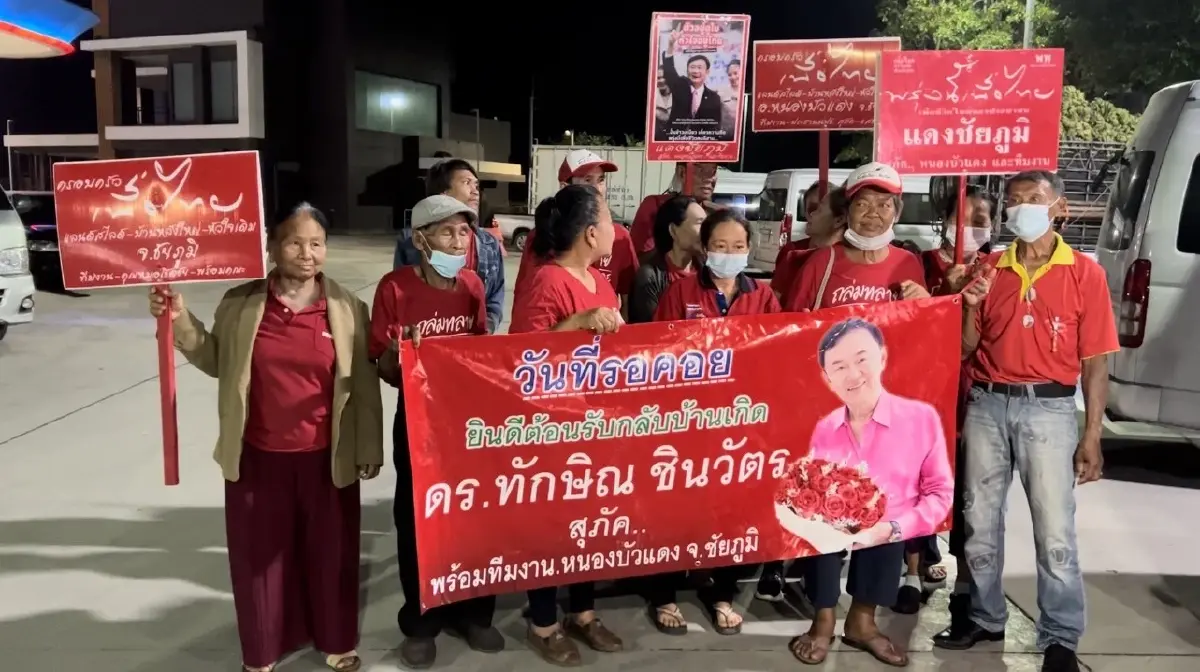 "คนเสื้อแดง"ภาคอีสาน แวะพักคอยปั้มวังน้อยแน่น มุ่งไปดอนเมืองรับ"ทักษิณ"