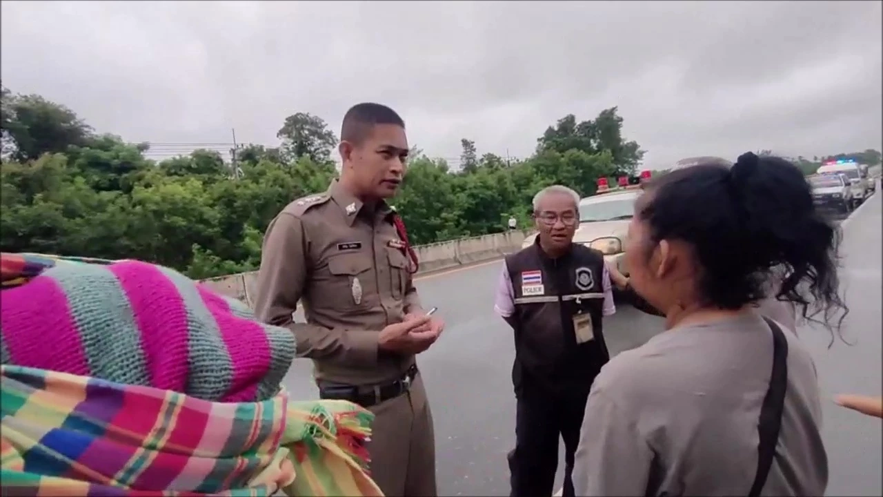 ยายใจสลาย สองหลานสาว ขี่จยย.ไปเรียน หลบจักรยานย้อนศรล้ม ถูก 18 ล้อทับดับ