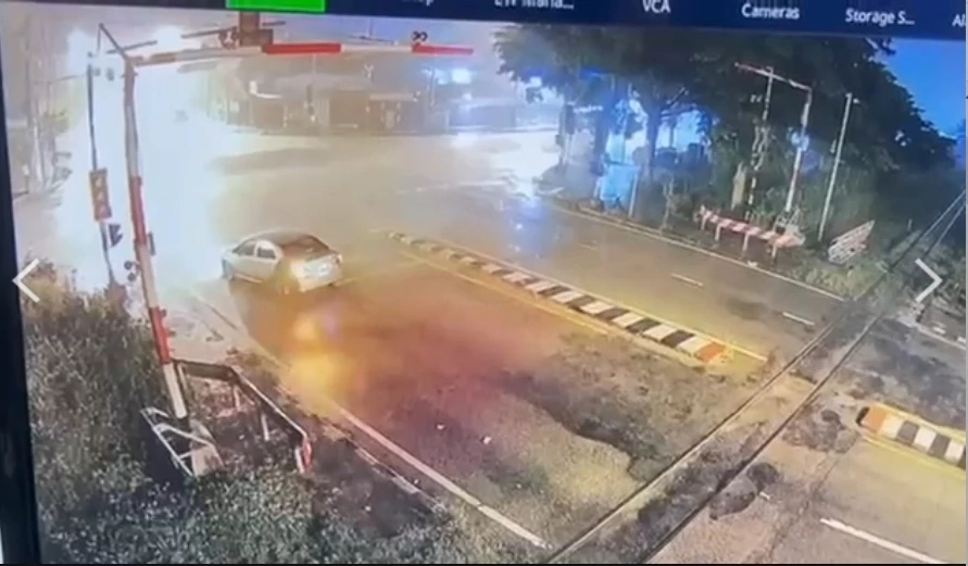 ภาพจากวงจรปิด รถเก๋งจอดทิ้งกลางสี่แยกอรกานต์ ก่อนเกิดเหตุระเบิด ในพื้นที่อ.สุไหงโก-ลก จ.นราธิวาส