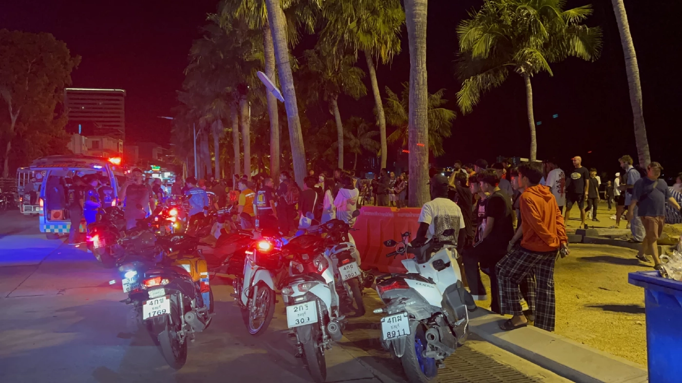 เปิดคลิป โจ๋พัทยาสุดเถื่อน ควงอาวุธยกพวกถล่มกันกลางหาด นทท.หนีตายอลหม่าน