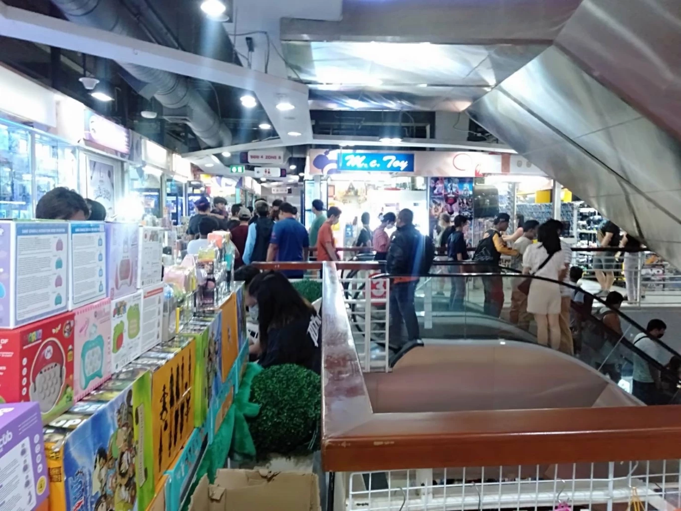 ศึกสะพานเหล็ก “ร้านของเล่น” ต่างฝ่ายชี้หน้ามาเฟีย