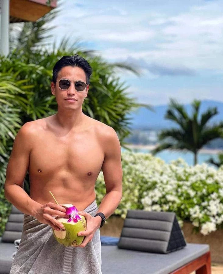 ส่องโปรโฟล์ "น้อบ ณภัทร" ทายาทแสนสิริ ดีกรีลูกชายนายกคนที่ 30 