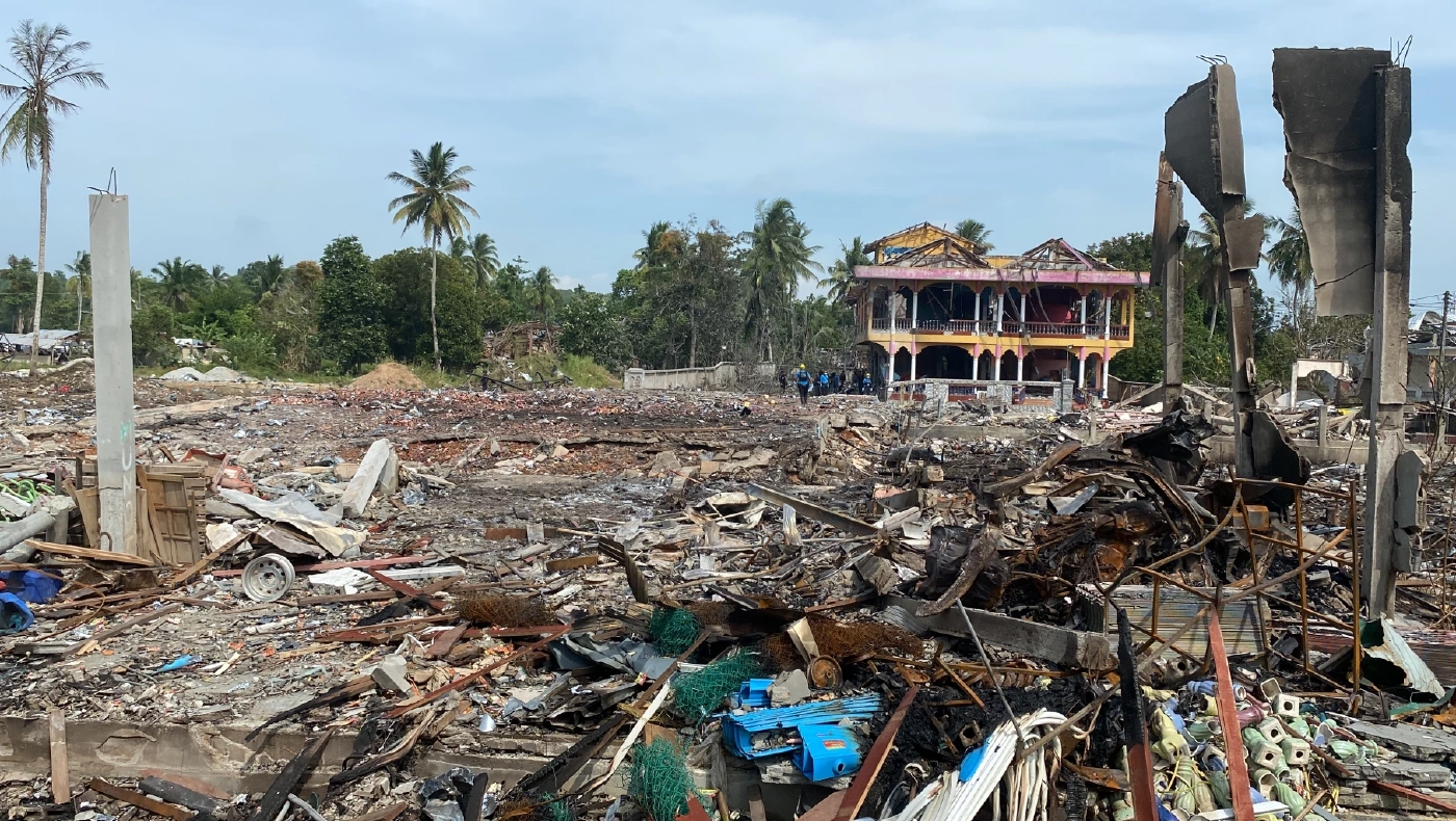 มอบตัวแล้ว! 2 สามี-ภรรยา เจ้าของโกดังพลุมูโนะ ตร.คุมตัวสอบสวนทันที