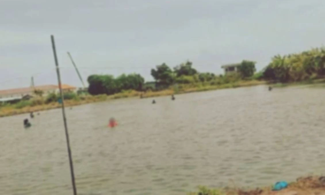 วงแตก! ฝ่ายปกครองอำเภอบางบ่อ บุกวงพนันไก่ชน บางคนโดดน้ำหนี แต่ไม่รอดถูกรวบ 9 ราย