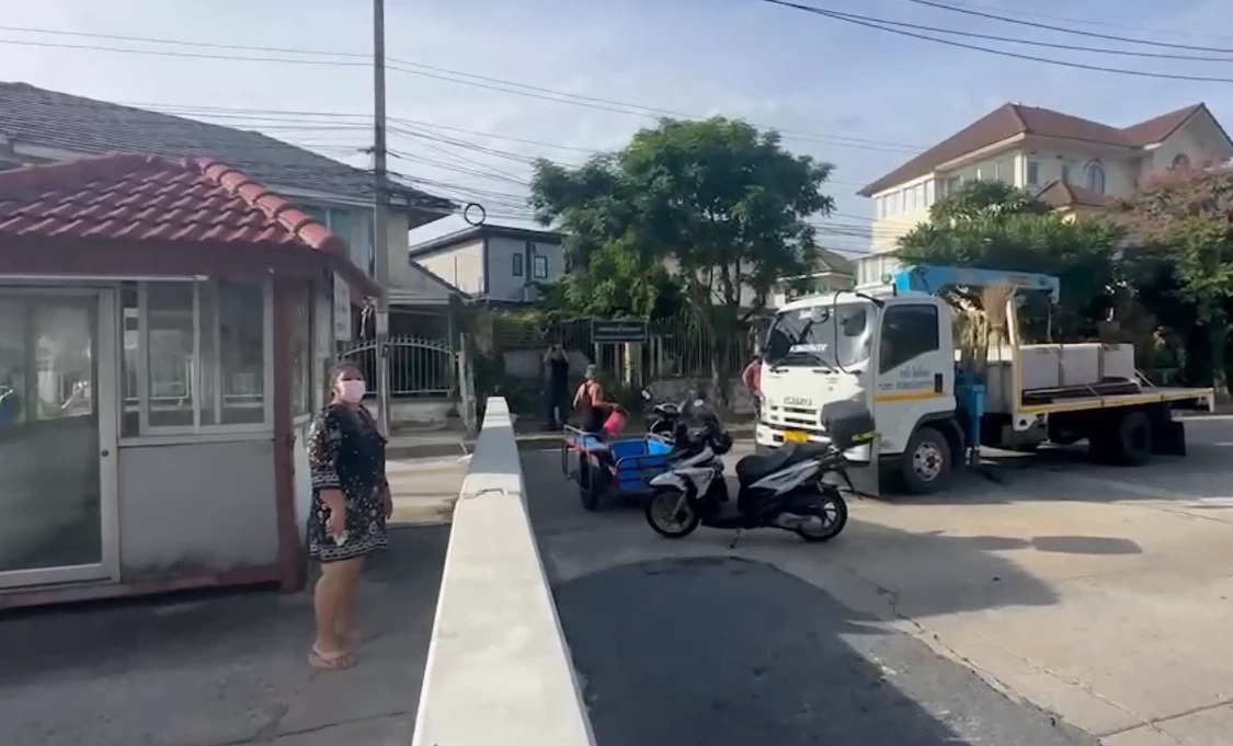 งงตาแตก! ลูกบ้านร้อง โดนนิติฯ โครงการดัง ตั้งแบริเออร์ขวางถนนสาธารณะ