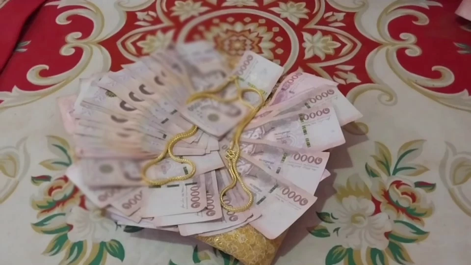 รักล้นใจ! สาวนครพนม รอไม่ไหว ยกขันหมากสินสอดนับล้าน สู่ขอ หนุ่มระยอง