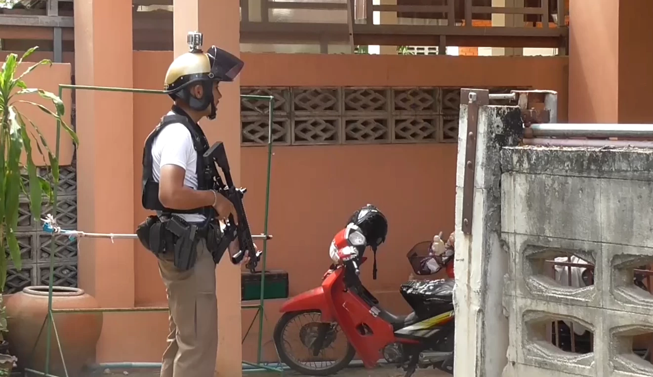 ระทึก! ตร.โพธิ์ทอง ปิดเมืองล่าตัว หนุ่มใหญ่ชักปืนยิงสู้ขณะตรวจค้น (มีคลิป)