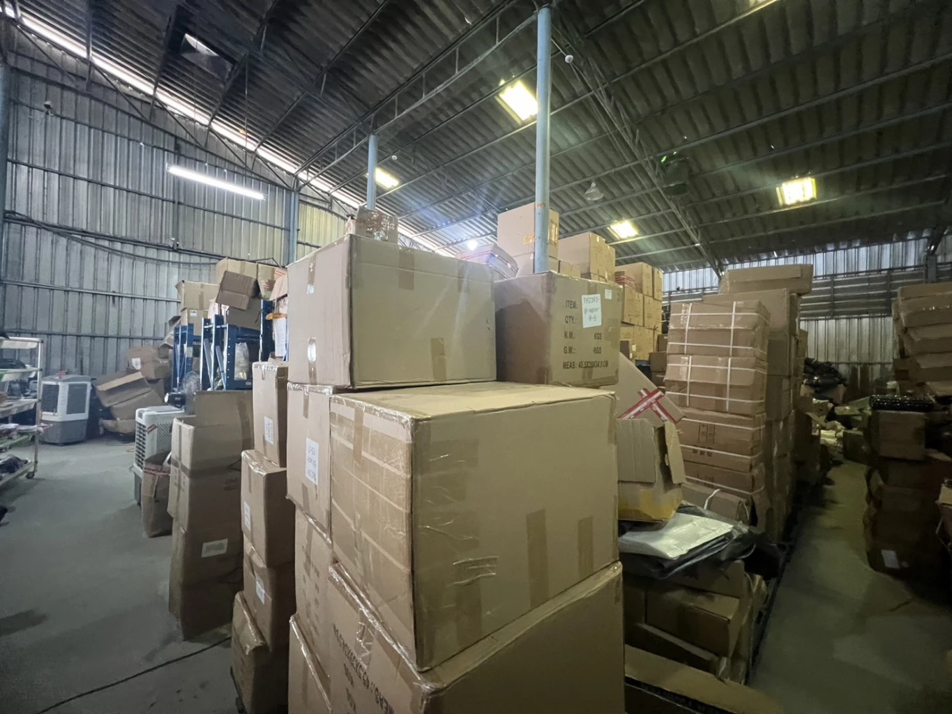 ตร.บุกทลายโกดังสินค้าหนีภาษีของนายทุนจีน ยึดของกลางกว่าแสนชิ้น