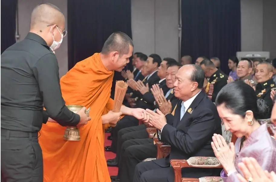 "บิ๊กตู่" อารมณ์ดี ร่วมงานวันสถาปนา ร.21 มอบทุนการศึกษาบุตรกำลังพล