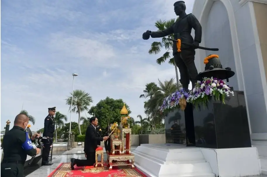 "บิ๊กตู่" อารมณ์ดี ร่วมงานวันสถาปนา ร.21 มอบทุนการศึกษาบุตรกำลังพล