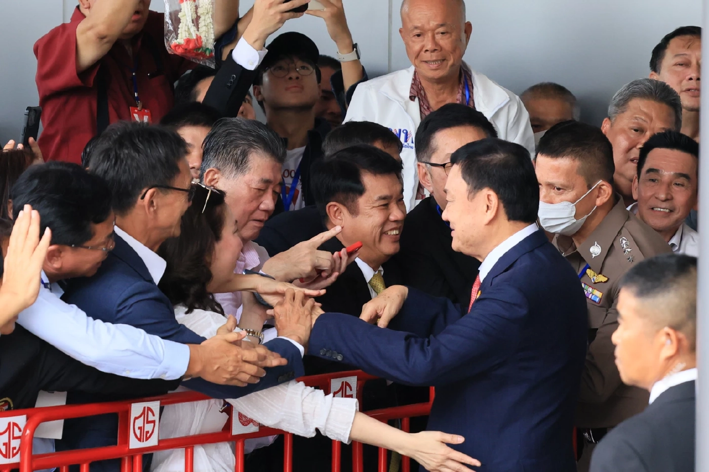 มวลชนดีใจเห็น “ทักษิณ” กลับถึงประเทศไทย ทยอยเคลื่อนตามขบวนไปศาล