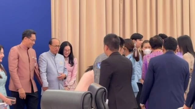 ส่งท้าย"ครม.ประยุทธ์"-"บิ๊กตู่" ร่วมถ่ายภาพกับคณะรัฐมนตรี-จนท.-แม่บ้าน