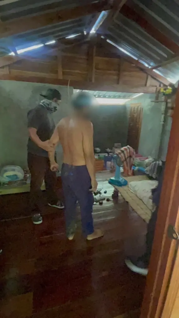 กองปราบ บุกจับหนุ่มใหญ่ปืนโหด ยิงลูกพี่ลูกน้องดับ หลังหนีคดี 11 ปี
