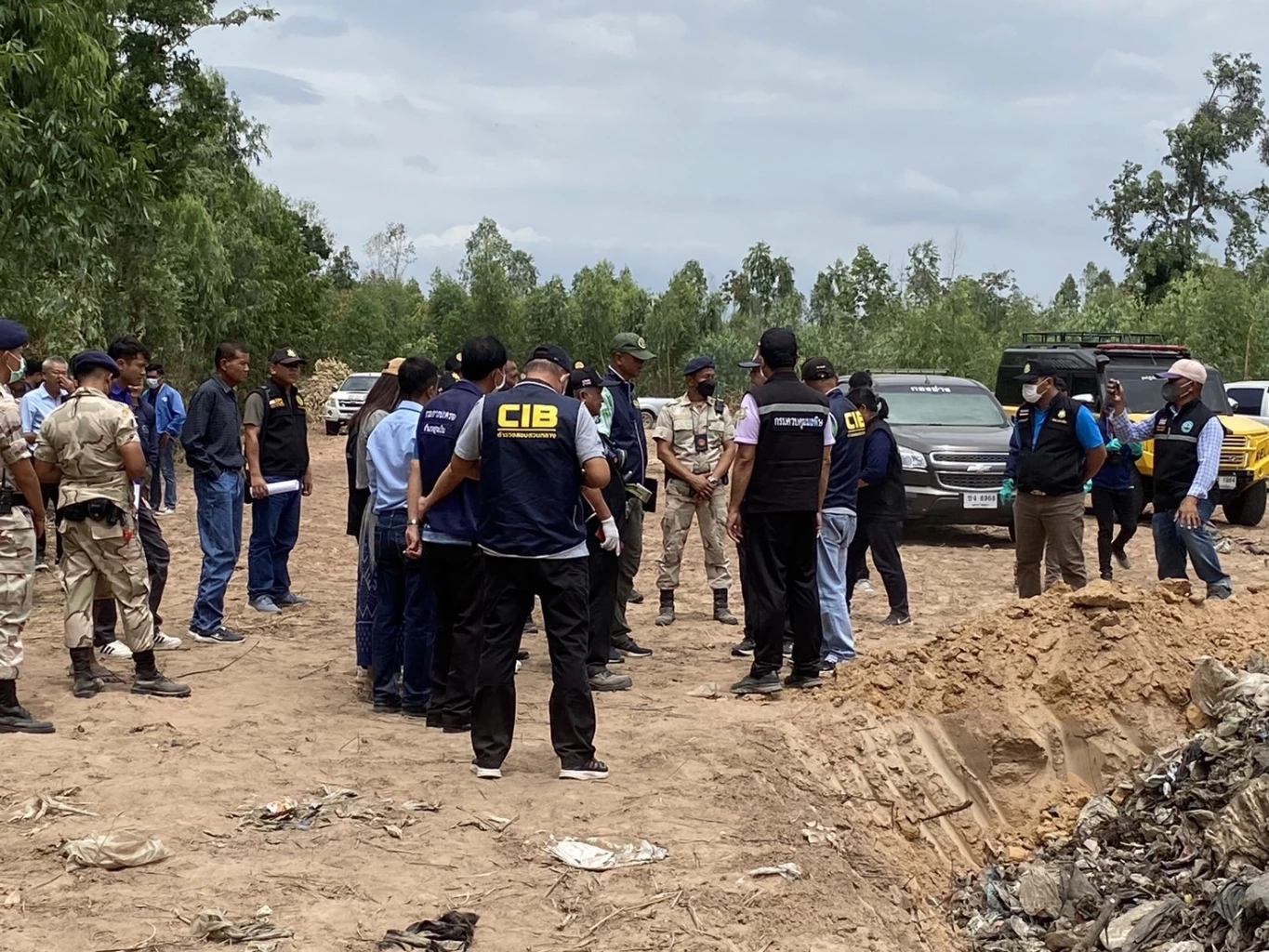 ชาวบ้านโคราช ร้องมือดีลอบทิ้ง "ขยะอุตสาหกรรม" ใกล้ป่าชุมชนกว่า 1 พันตัน