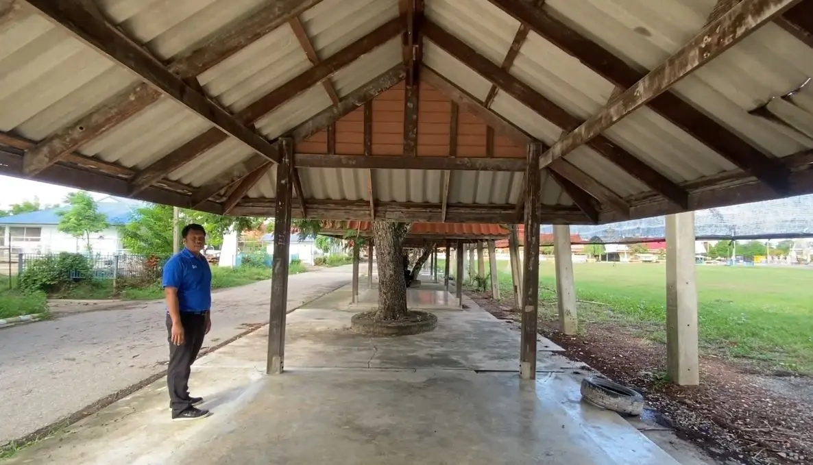 พายุพัดถล่มสามพราน ศาลาหลบแดดหน้าโรงเรียน พังทับเด็กหญิง ป.5 หัวแตก