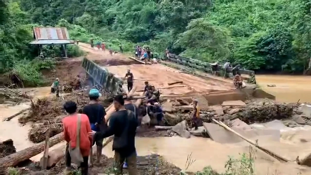 ชาวบ้านร่วมใจ ช่วยกันสร้างสะพานไม้ชั่วคราวข้ามลำห้วย หลังถูกน้ำป่าตัดขาด