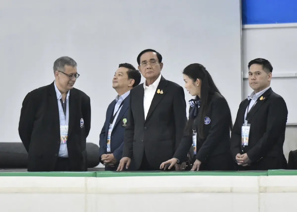 นายกฯ ร่วมเปิดลานสเกตน้ำแข็งไอวิสฯ อารมณ์ดีจนเกือบหงายหลัง! (คลิป)