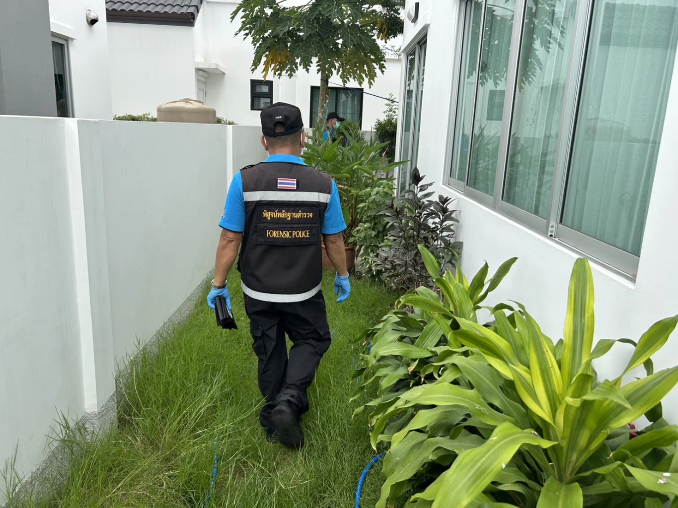 เปิดวงจรปิด พ่อแม่ลูกผวา โจรบุกเข้าห้องนอนประชิดตัว ขโมยทรัพย์สินขณะหลับ