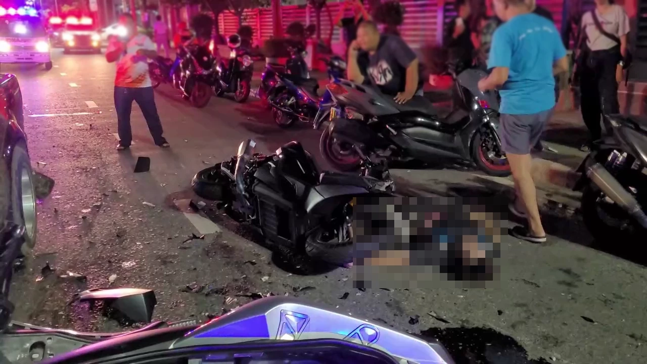 กระบะแต่งซิ่ง เลี้ยวตัดหน้า ก๊วนจยย.พุ่งชนกลางลำ 5 คันรวด ดับ 1 สาหัส 4