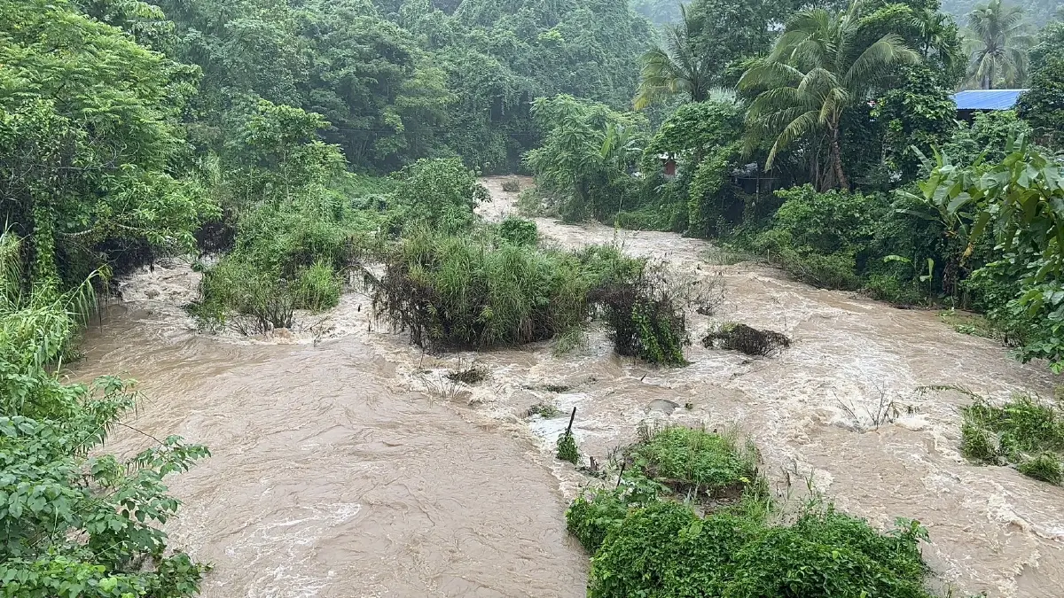 "น่าน" ฝนถล่มหนัก เกิดดินสไลด์ปิดทับเส้นทาง น้ำป่าล้นตลิ่งหลายจุด