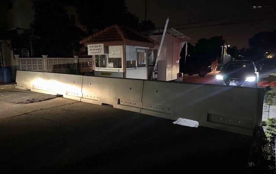 งงตาแตก! ลูกบ้านร้อง โดนนิติฯ โครงการดัง ตั้งแบริเออร์ขวางถนนสาธารณะ