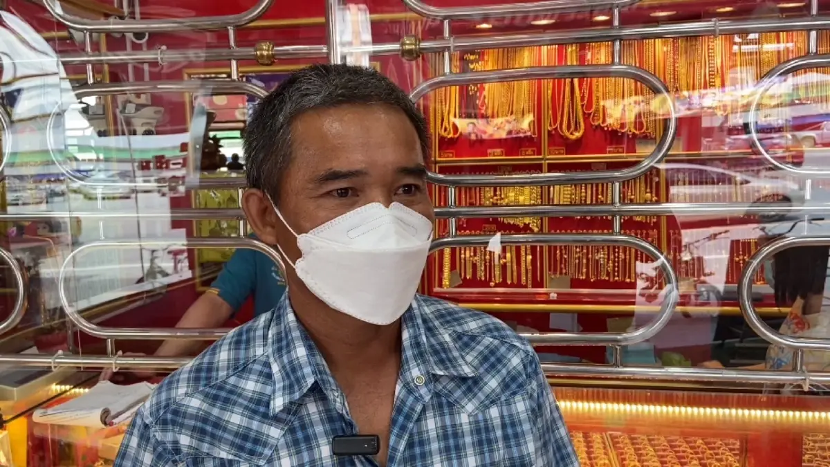 ภาพประทับใจ สามีหอบเหรียญใส่ถังสี ซื้อทองหนัก 2 บาท ให้ภรรยาคู่ชีวิต