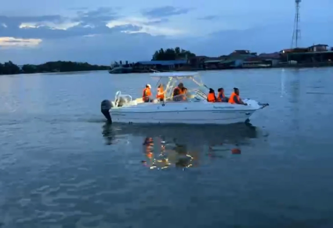 เปิดคลิปพายุหมุน ซัดเรือนักท่องเที่ยวล่มปลายแม่น้ำเพชรบุรี สูญหาย 2 ราย