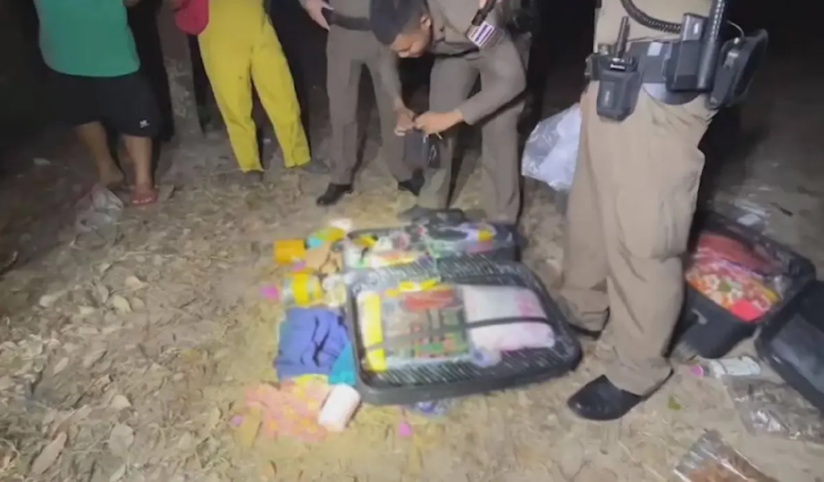 หนุ่ม รปภ.ผวา พบกระเป๋าปริศนาส่งกลิ่นเหม็น แจ้ง จนท.ตรวจสอบ