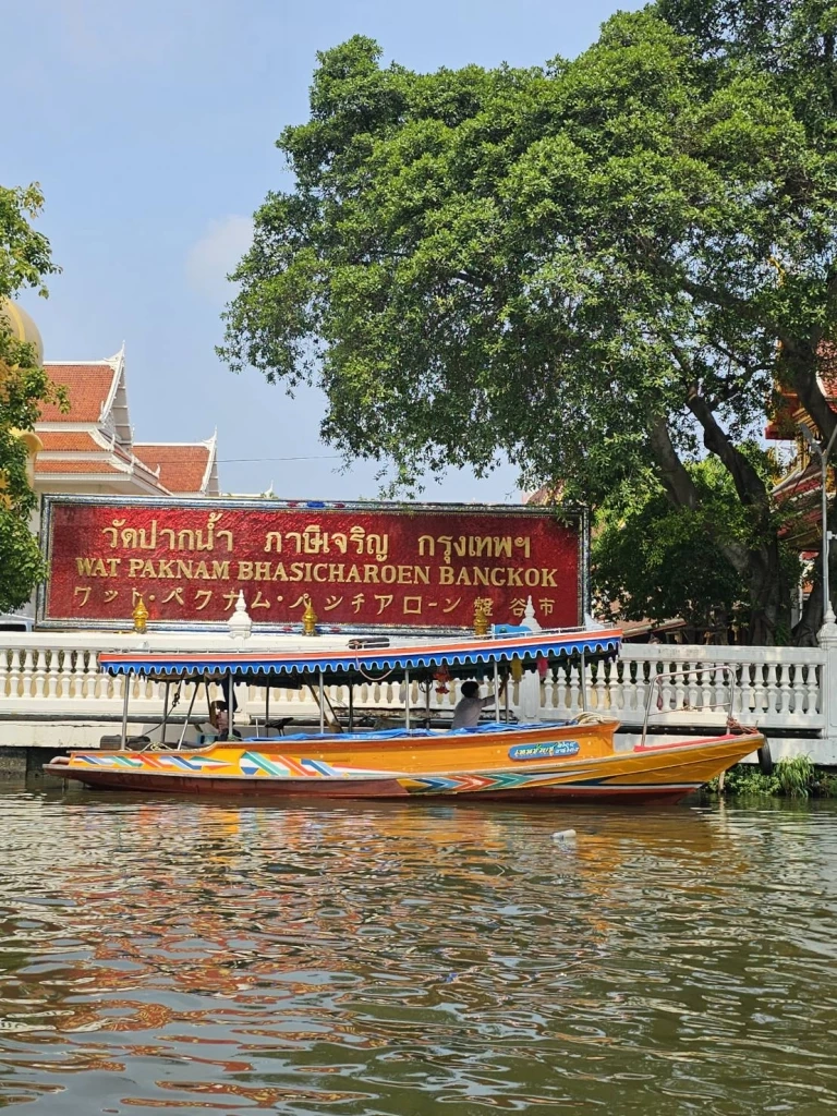 คลิปเดือด! หลวงพี่วัดดัง ด่ากราดไกด์นำเที่ยว-ขว้างขวดน้ำใส่