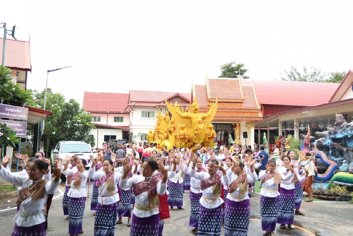 "กังฟู วสวรรธน์"พร้อม 2 สส.อุบลฯร่วมแห่เทียนพรรษาส่งเสริมพระพุทธศาสนา