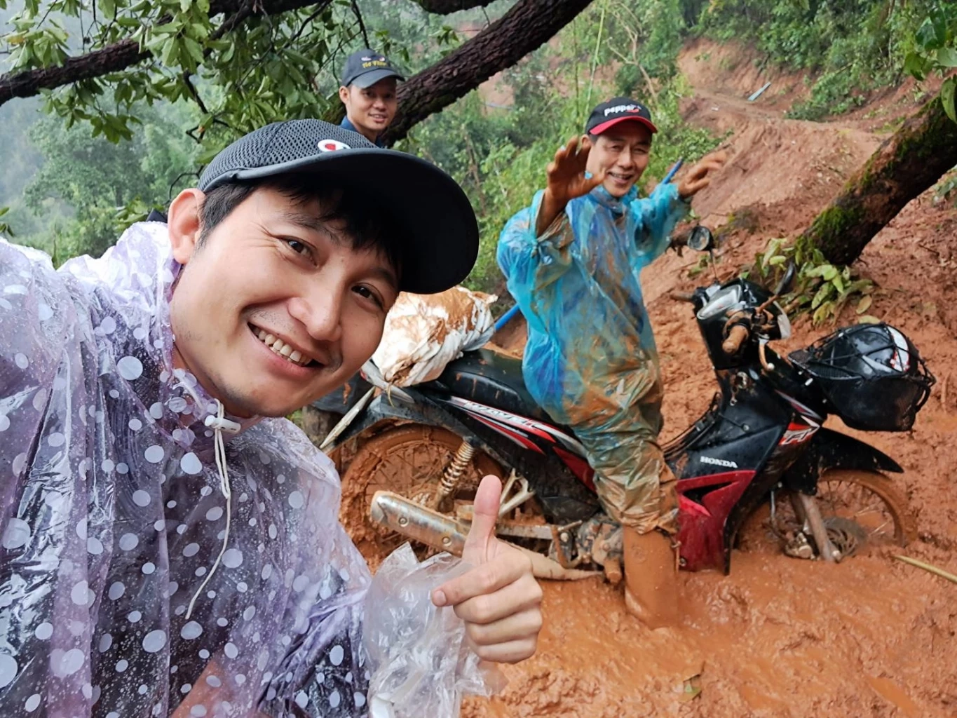 รับน้องครูใหม่ "กลอเซโล" ลุยฝ่าดินโคลนสุดโหด แค่ 20 กม. ล่อไปหลาย ชม. (มีคลิป)