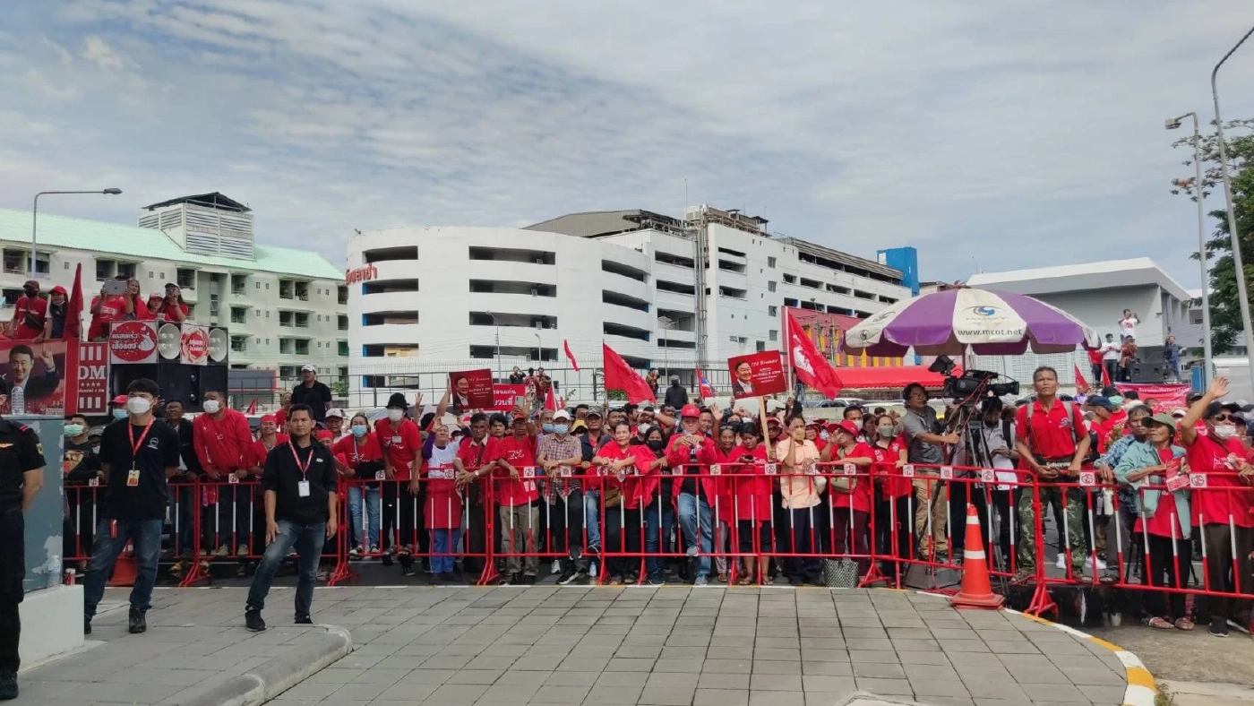 มวลชนดีใจเห็น “ทักษิณ” กลับถึงประเทศไทย ทยอยเคลื่อนตามขบวนไปศาล