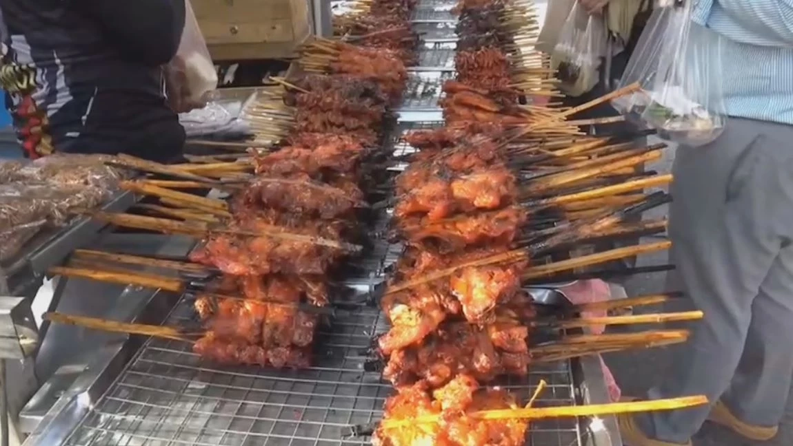 แห่แชร์! คลิปร้านไก่ย่างลอยฟ้า ไม่มีควันรบกวนคนอื่น ทำลูกค้าอุดหนุนแน่น