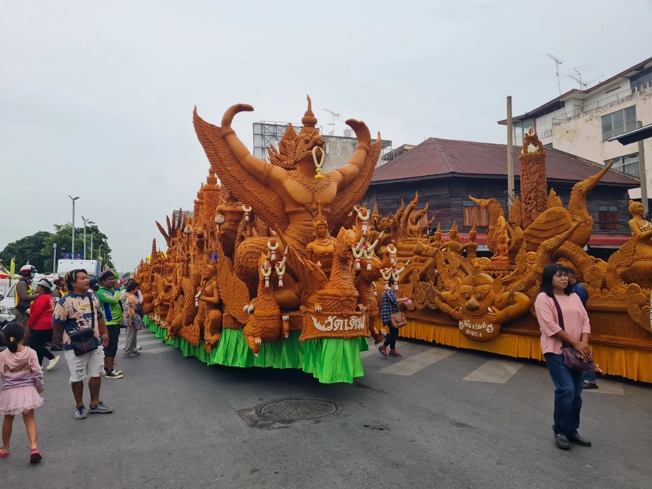 ยิ่งใหญ่กว่าทุกปี ชมขบวนแห่เทียนพรรษาโคราช นทท.แห่เซลฟี่คึกคัก