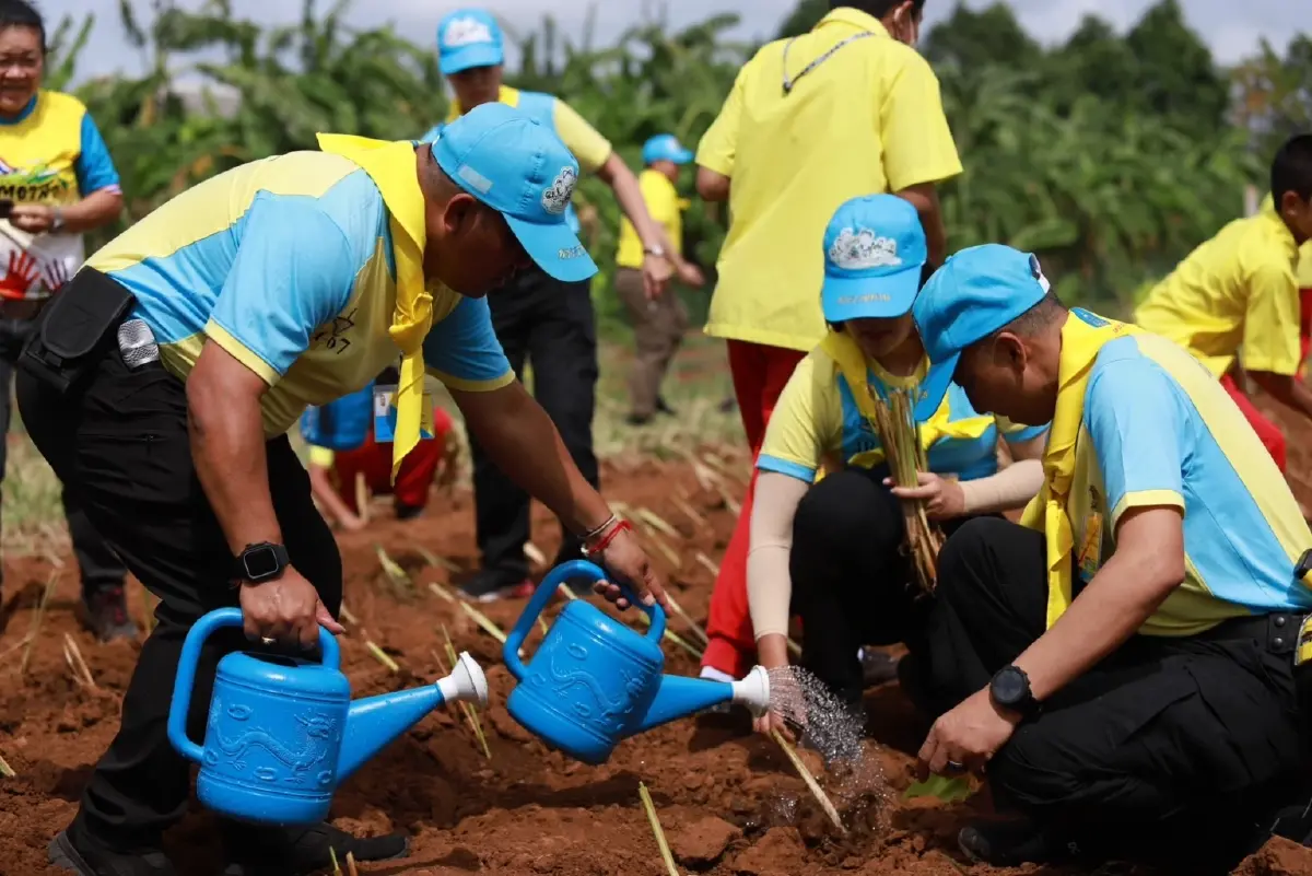 รอง ผบ.ตร. นำเยาวชน แปรอักษรรักแม่ วันเฉลิมพระชนมพรรษา 12 สิงหาคม