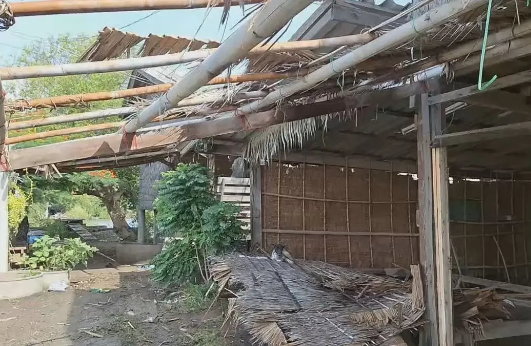 พายุพัดถล่ม ชุมชนบ้านขุนสมุทรจีน บางหลังถล่มคาตา เจ้าของบ้านต้องโดดหนีตาย