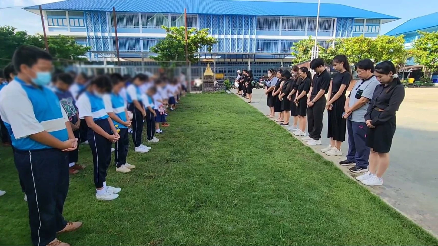 ครูนักเรียนร่วมกันยืนไว้อาลัย อนุบาล 3 ถูกอุ้มสังหารโหด ล้อมคอกกันเหตุซ้ำ