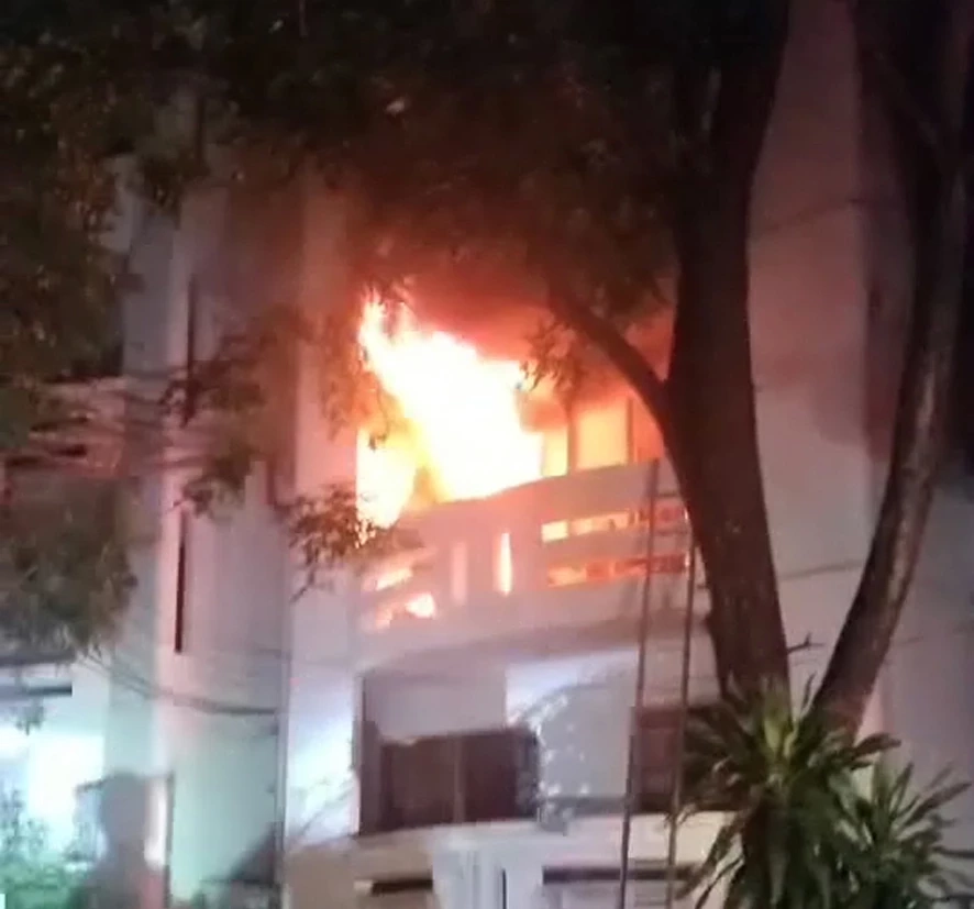 หนีตายอลหม่าน ไฟไหม้คอนโด ย่านบางแก้ว ไฟเผาวอดเจ้าของห้องถึงกับล้มพับ