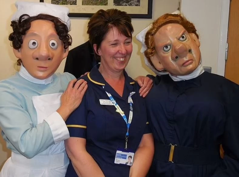 เอลิสัน เคลลี (Alison Kelly) ผู้อำนวยการฝ่ายการพยาบาล (คนกลาง)