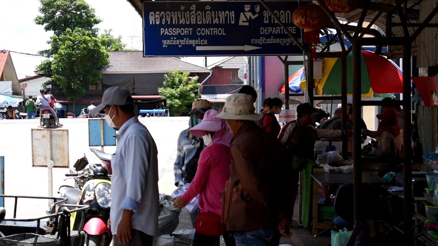 รวบสาวแก๊งคอลเซ็นเตอร์ คาด่านตม. เอี่ยวหลอกเหยื่อ คดีปลิดชีพลูกเมีย 3 ศพ