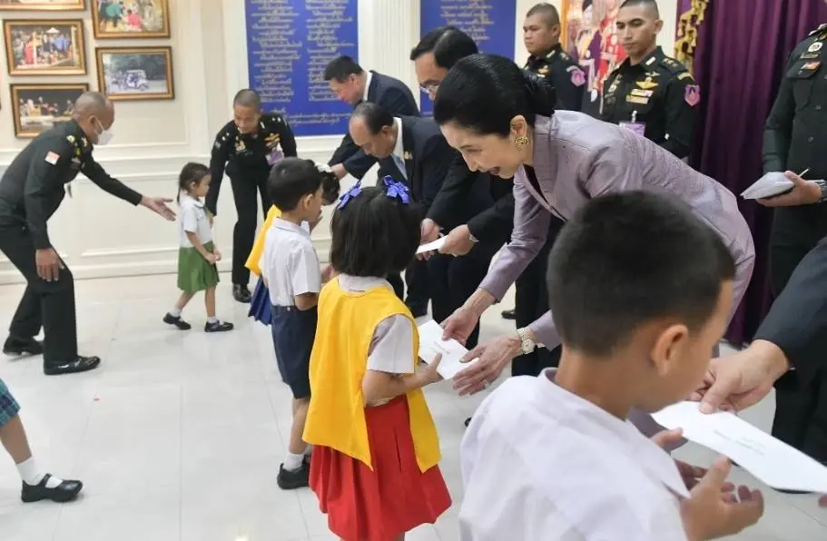 "บิ๊กตู่" อารมณ์ดี ร่วมงานวันสถาปนา ร.21 มอบทุนการศึกษาบุตรกำลังพล