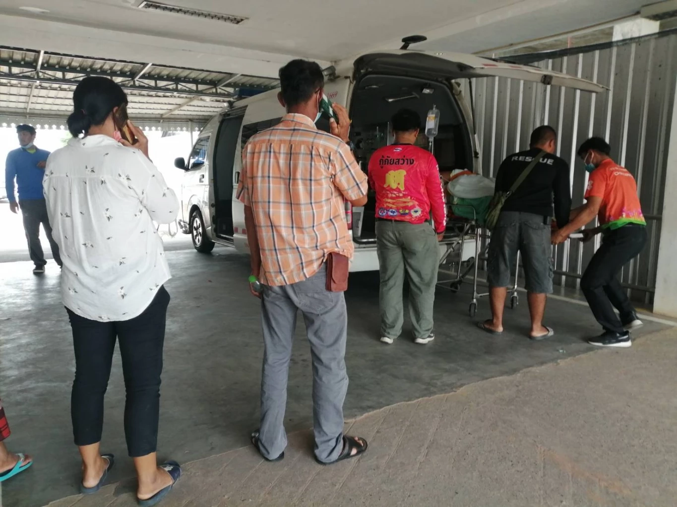 สยอง! "ซูเปอร์คาร์เชิงพาณิชย์" ซิ่งชนท้ายอีแต๋น ชาวบ้านดับสลด 5 ราย (มีคลิป)