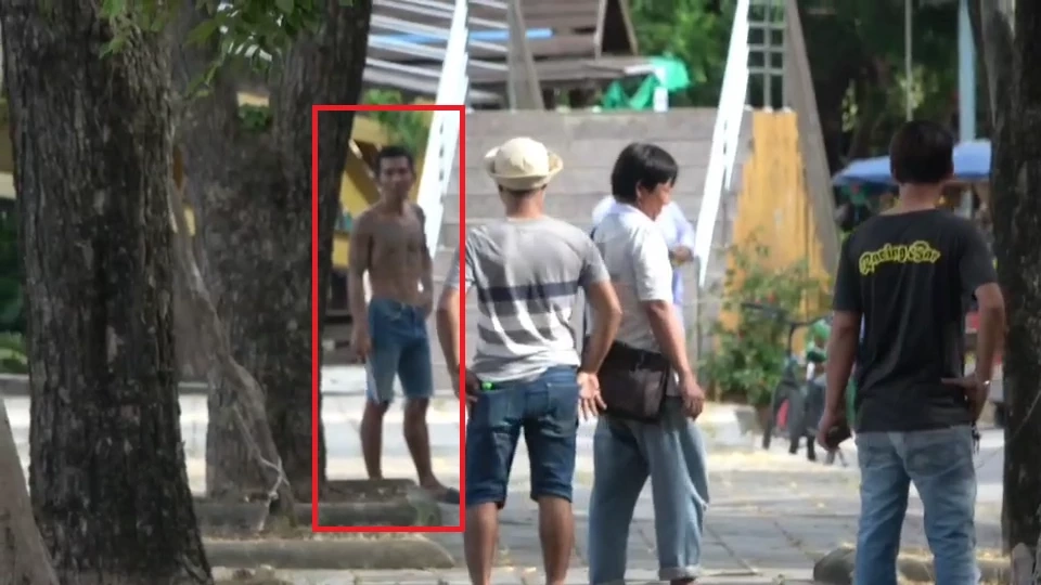 1 ต่อ 7 เด็กวัดหนีกระเจิง หนุ่มถูกห้ามจับปลาเขตอภัยทาน คว้าสปาต้าไล่ฟัน