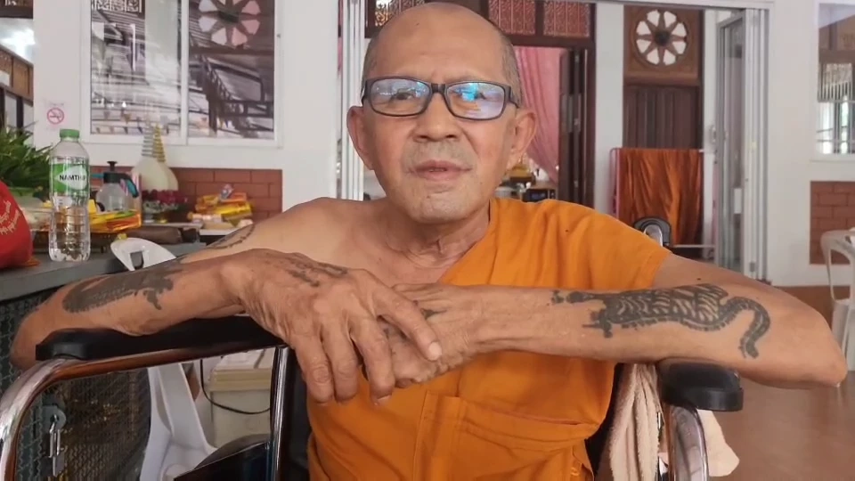 1 ต่อ 7 เด็กวัดหนีกระเจิง หนุ่มถูกห้ามจับปลาเขตอภัยทาน คว้าสปาต้าไล่ฟัน