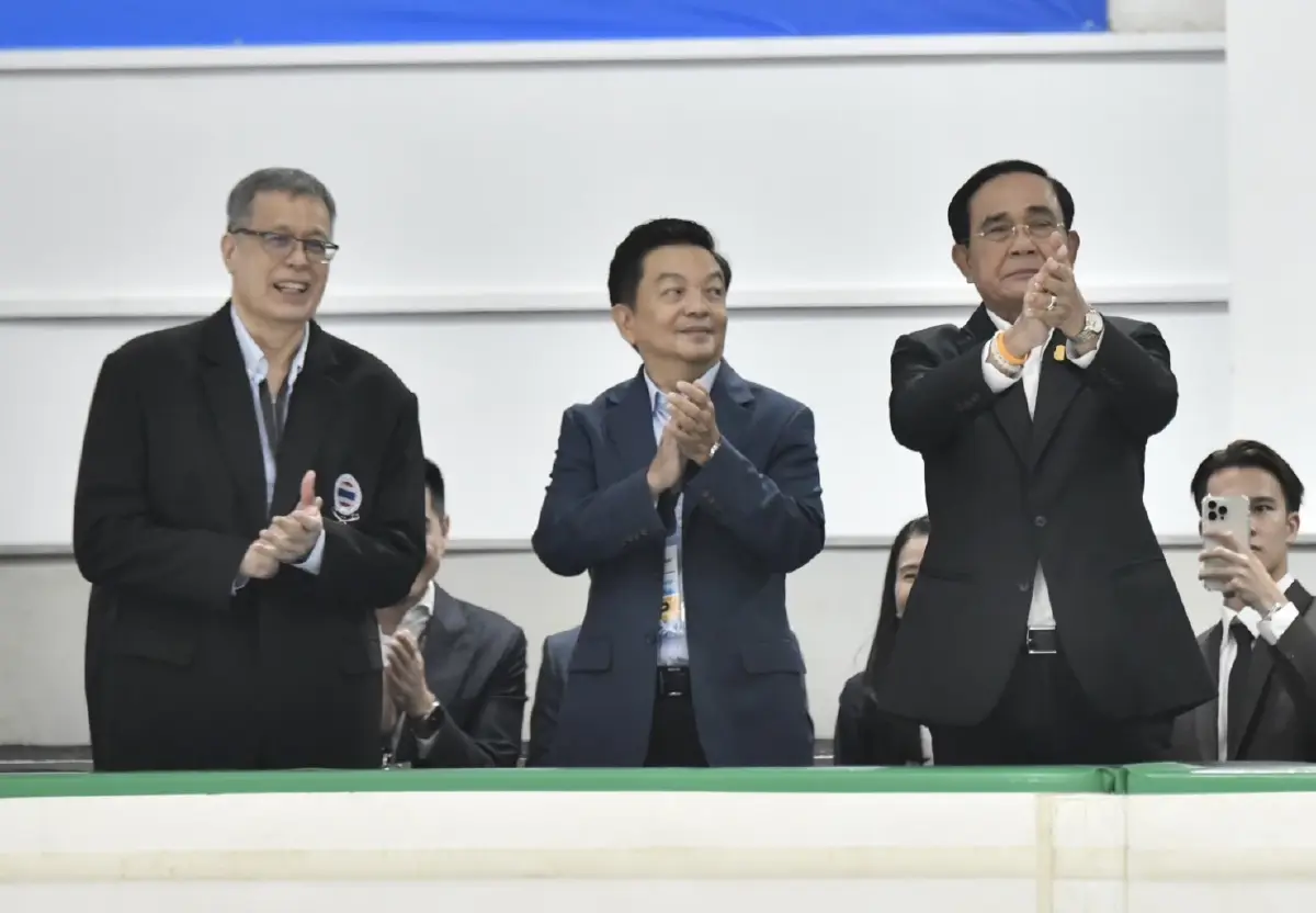นายกฯ ร่วมเปิดลานสเกตน้ำแข็งไอวิสฯ อารมณ์ดีจนเกือบหงายหลัง! (คลิป)