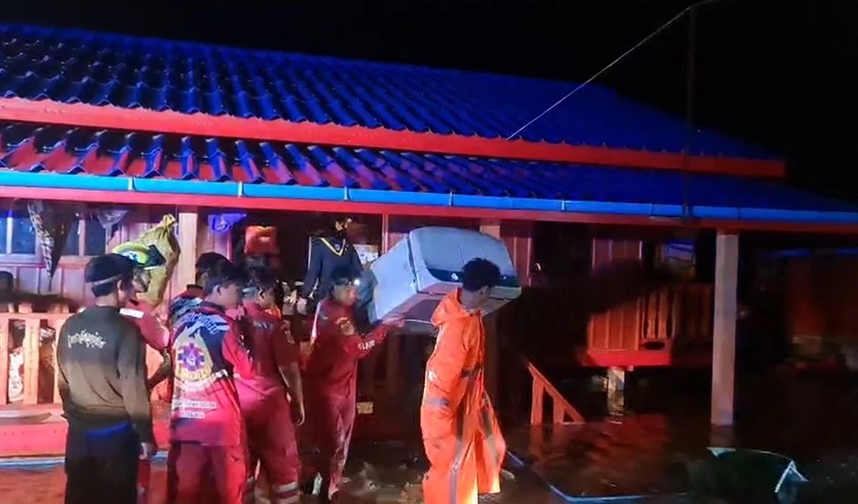 ฝนถล่มท่าสองยาง เร่งอพยพชาวบ้าน 800 คน หนีน้ำท่วมกลางดึก