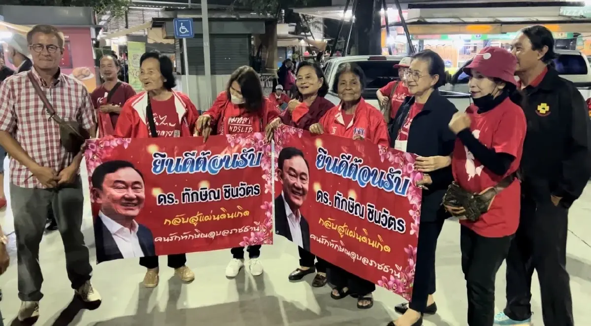 "คนเสื้อแดง"ภาคอีสาน แวะพักคอยปั้มวังน้อยแน่น มุ่งไปดอนเมืองรับ"ทักษิณ"